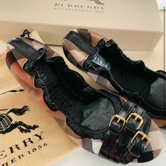 Burberry flats - Picture 1 of 2